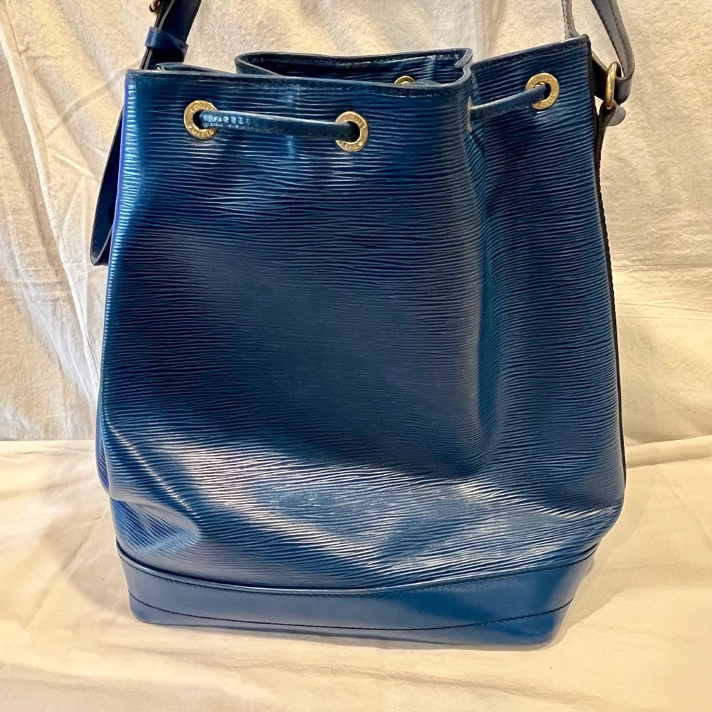 Striking Louis Vuitton Blue Epi Noe Bucket/ Shoulder Bag w/ Leather Tie Closure - Picture 3 of 11